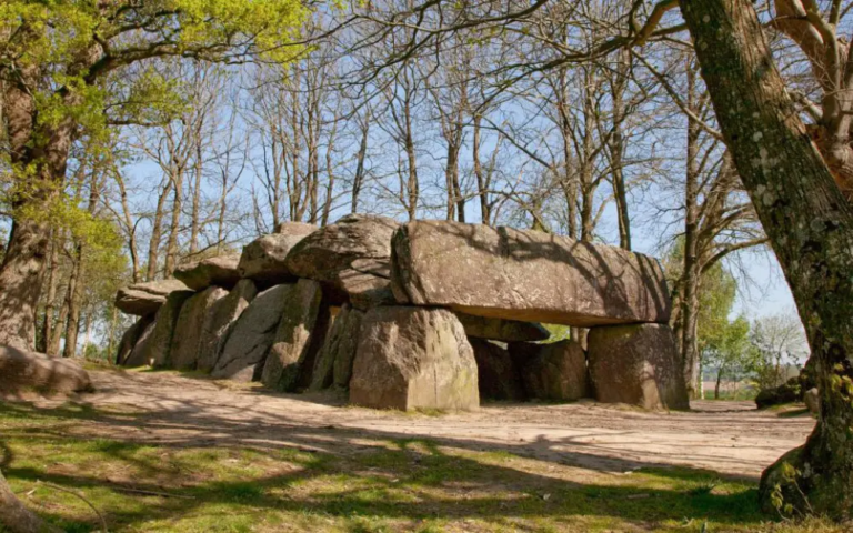 dolmen-la-roche-aux-fees_saint-antoine-du-rocher-37